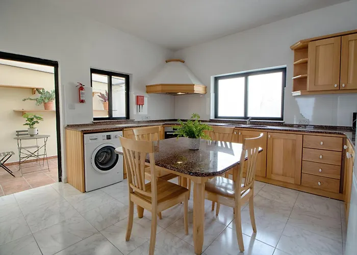 Spacious Corner Maisonette - Blessings