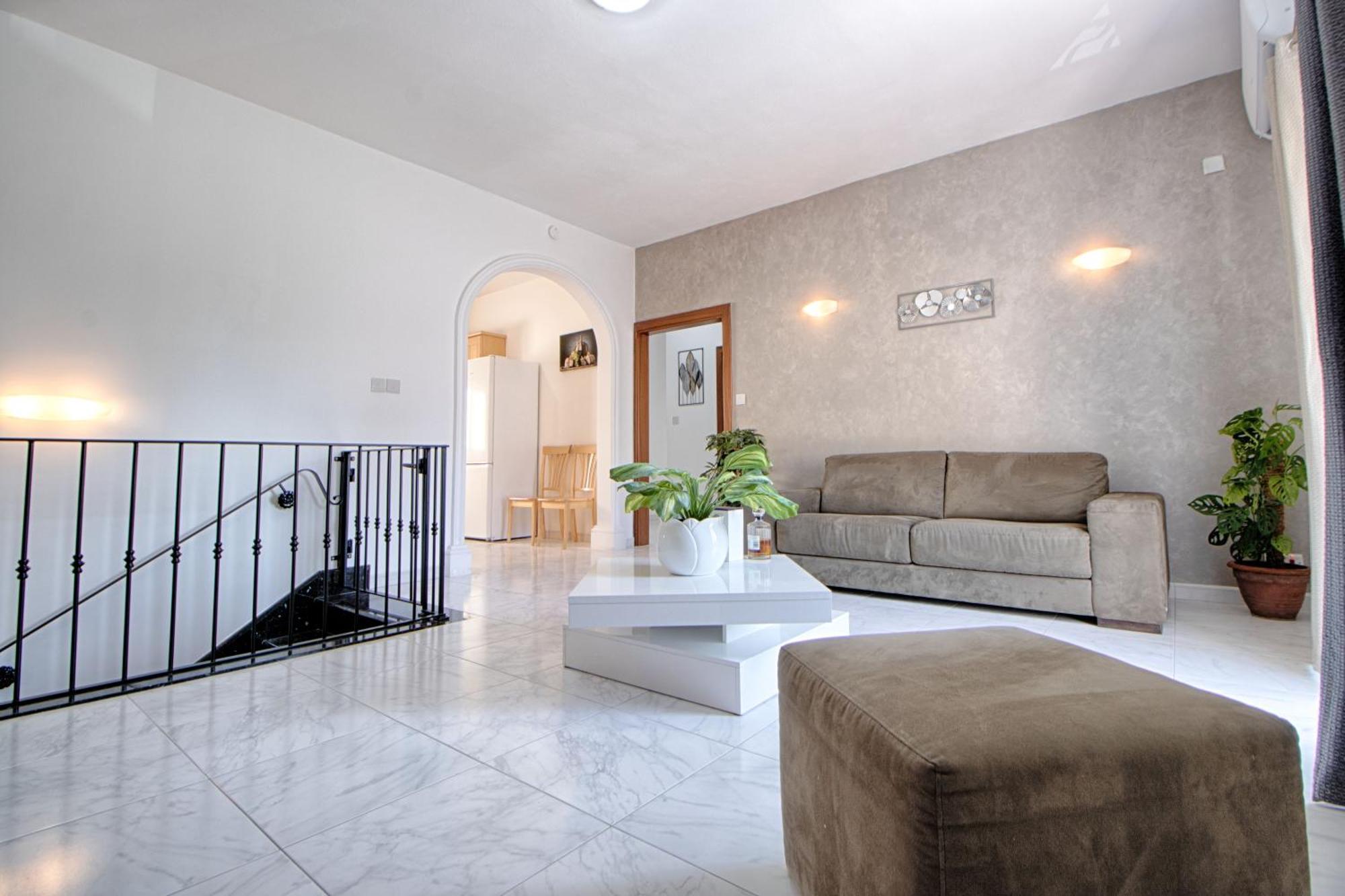 Spacious Corner Maisonette - Blessings Apartment *