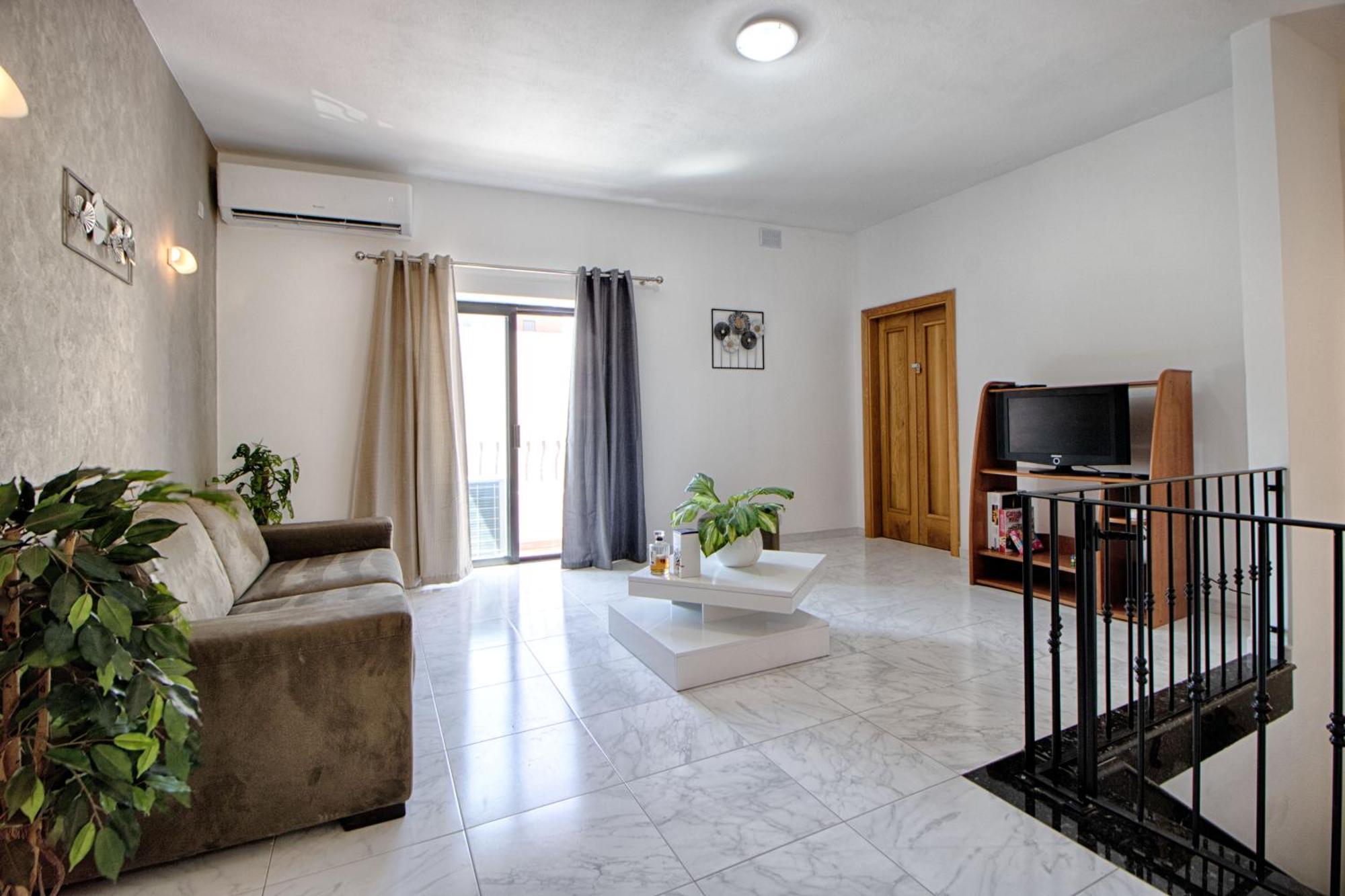 Spacious Corner Maisonette - Blessings Apartment *