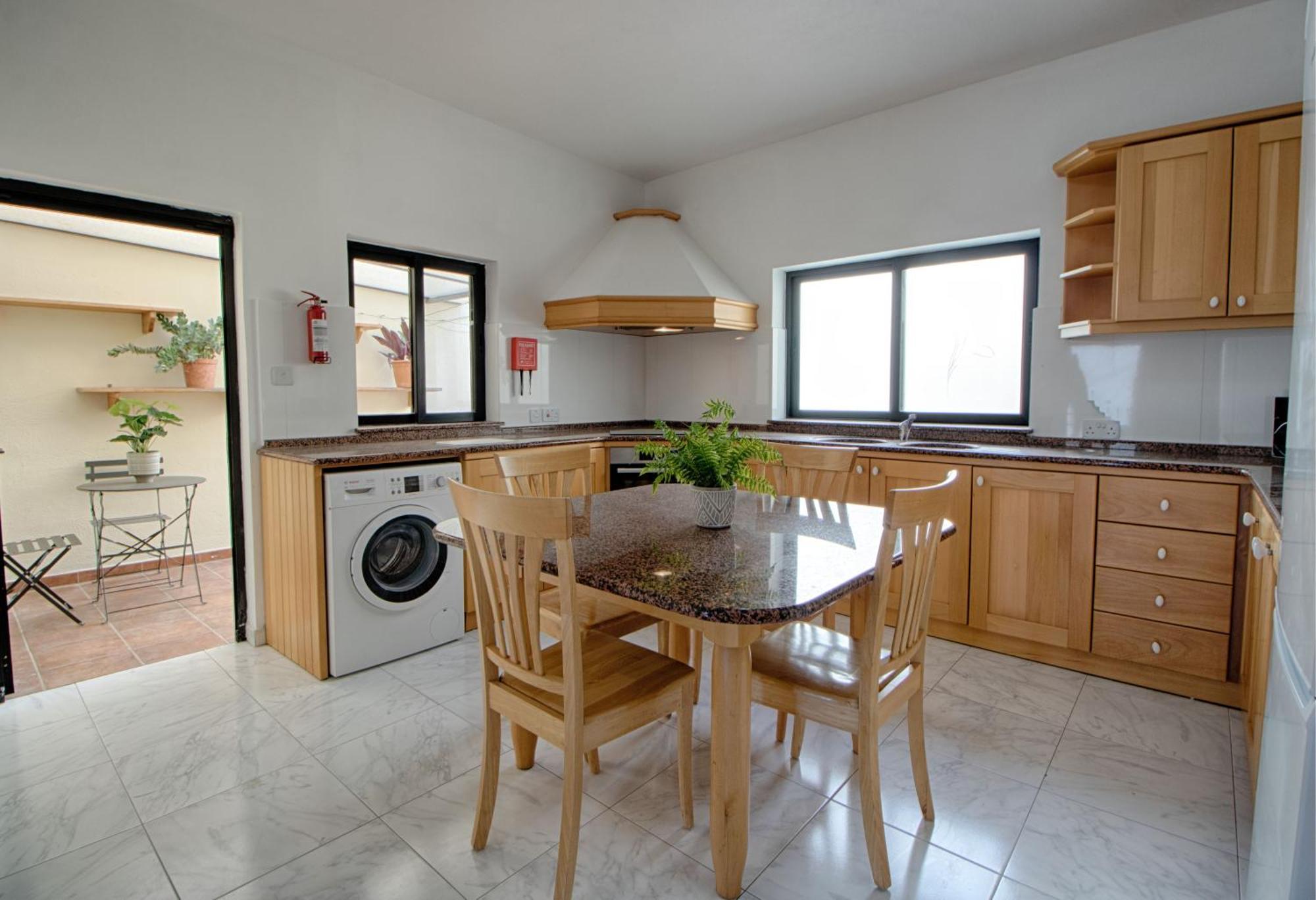 Spacious Corner Maisonette - Blessings Apartment *