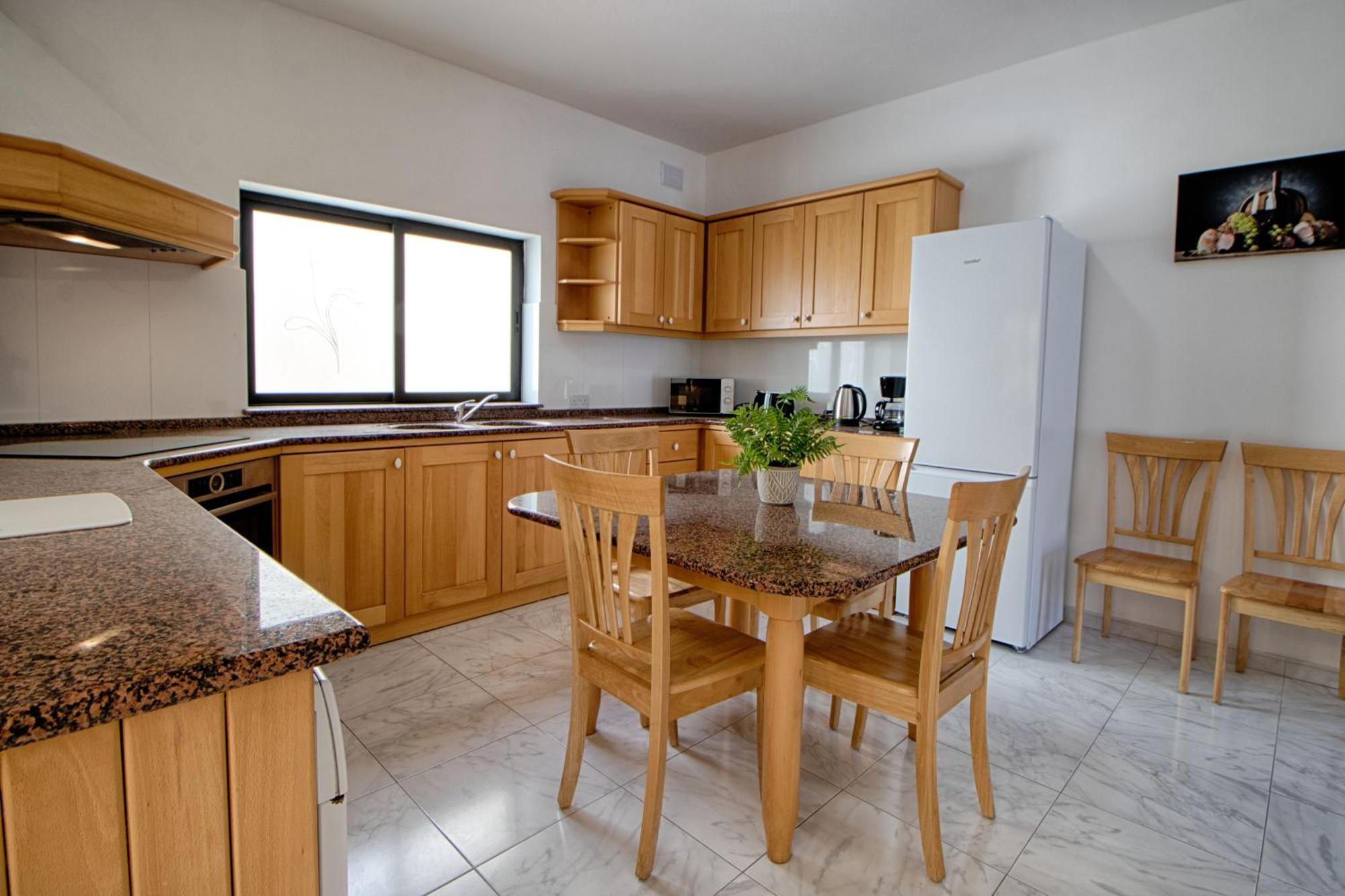 Apartment Spacious Corner Maisonette - Blessings *