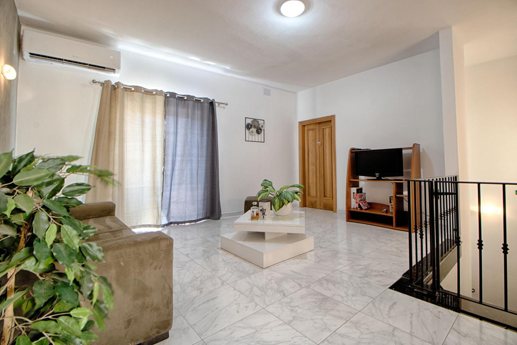 Apartment Spacious Corner Maisonette - Blessings *