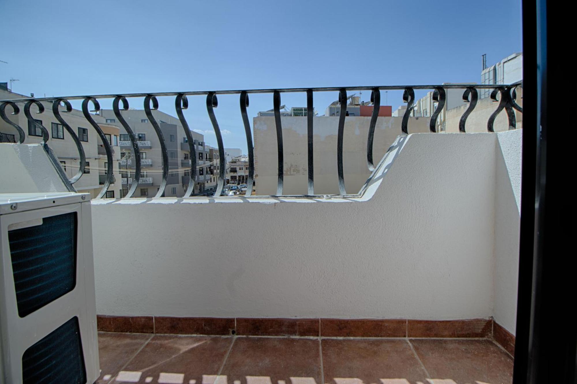 Spacious Corner Maisonette - Blessings Apartment